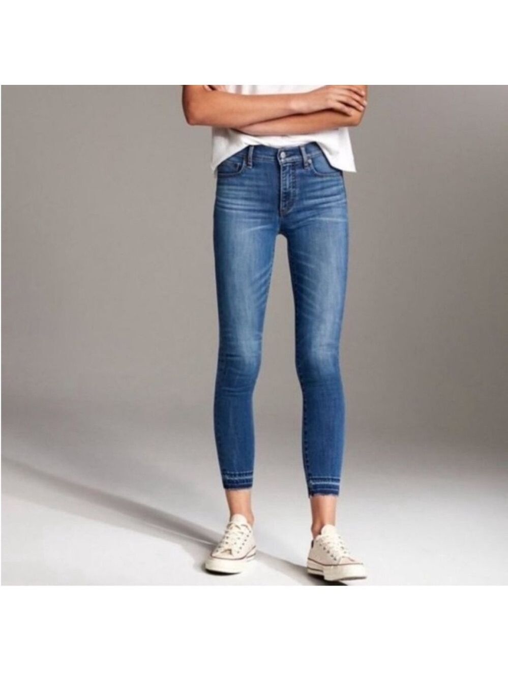Aritzia Denim Forum Nico Mid Rise
Skinny Crop Jeans Sz 26
